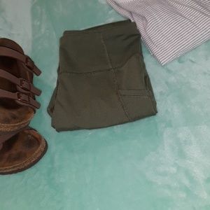 Army green legging with mesh and pockets!